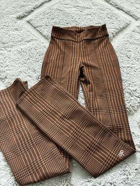 Alo Yoga Airlift High-Waist Elongated Legging in Houndstooth Brown